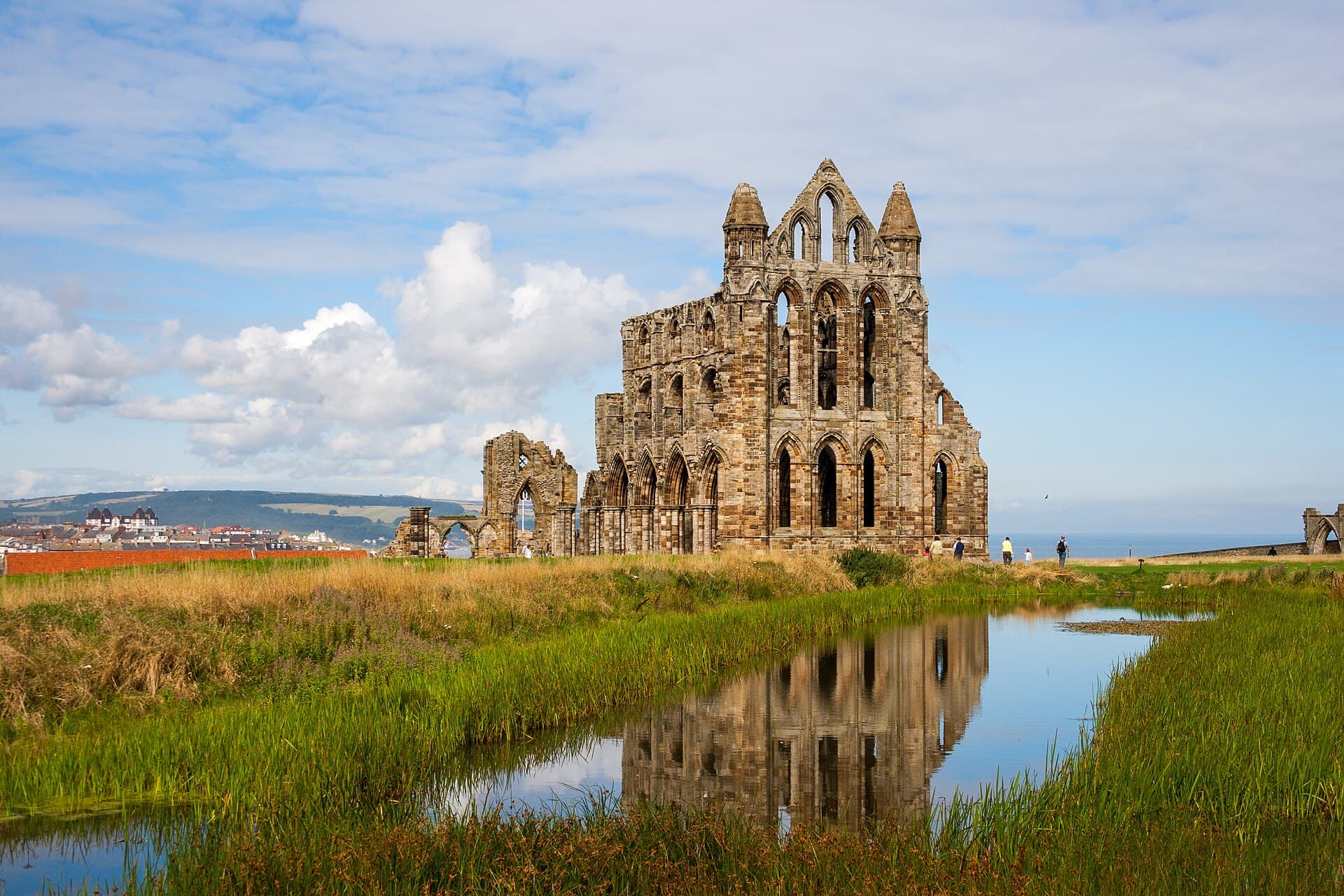en:Whitby Abbey from across the pond
