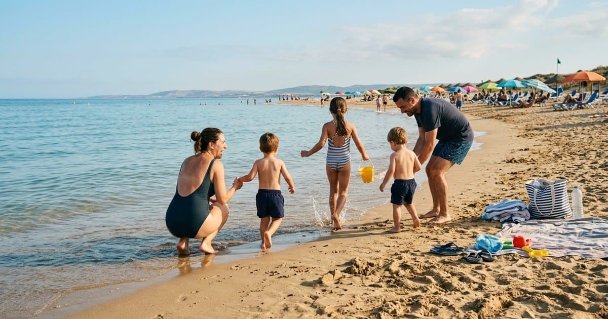 Familia jugando en la orilla de una playa