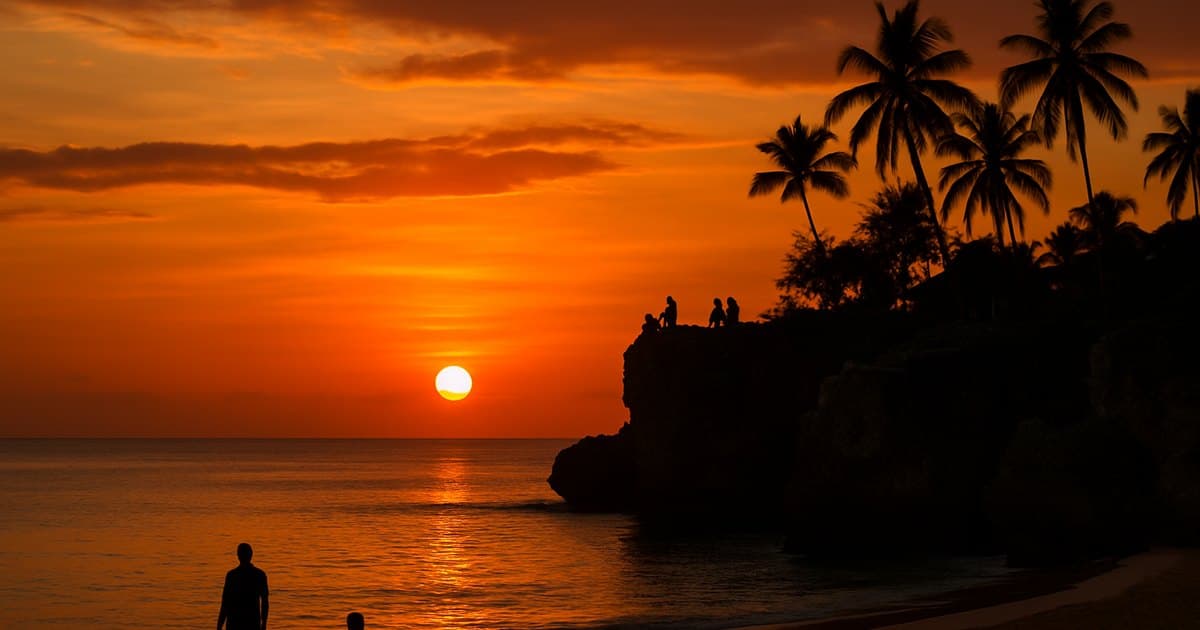 Atardecer espectacular en acantilado caribeño de Jamaica.