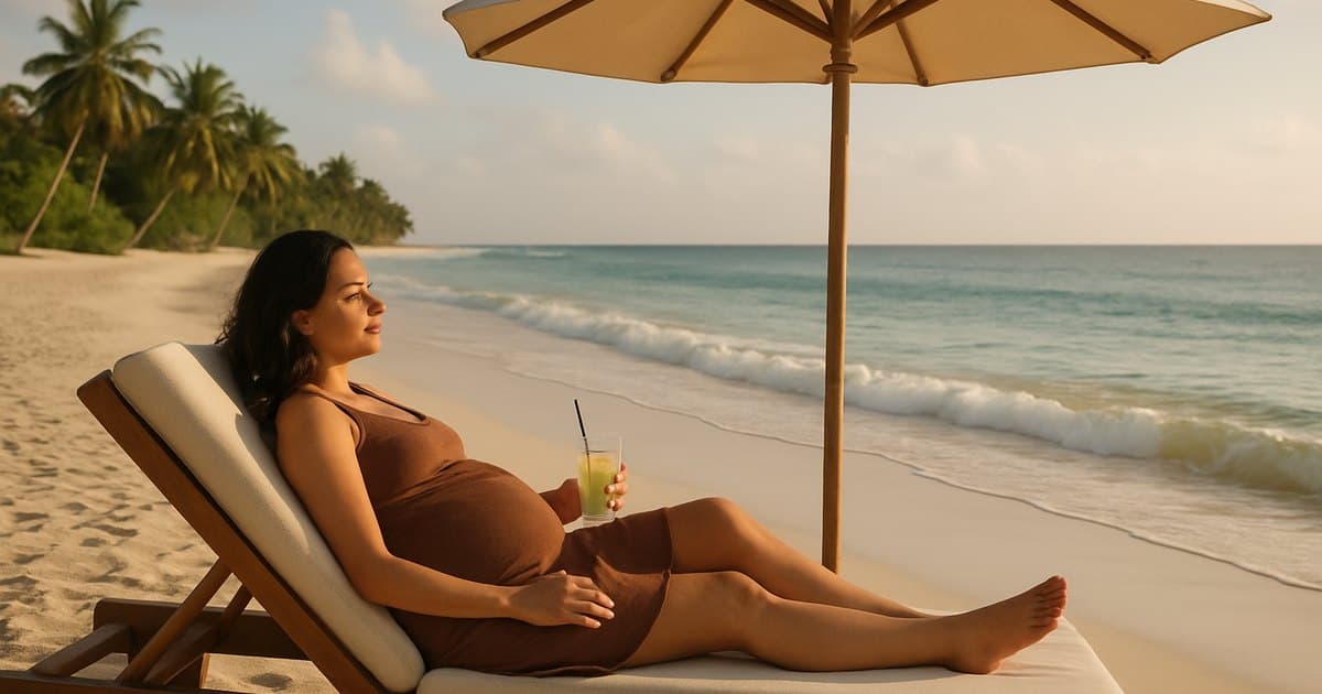 Mujer embarazada descansando en playa con sombrilla.