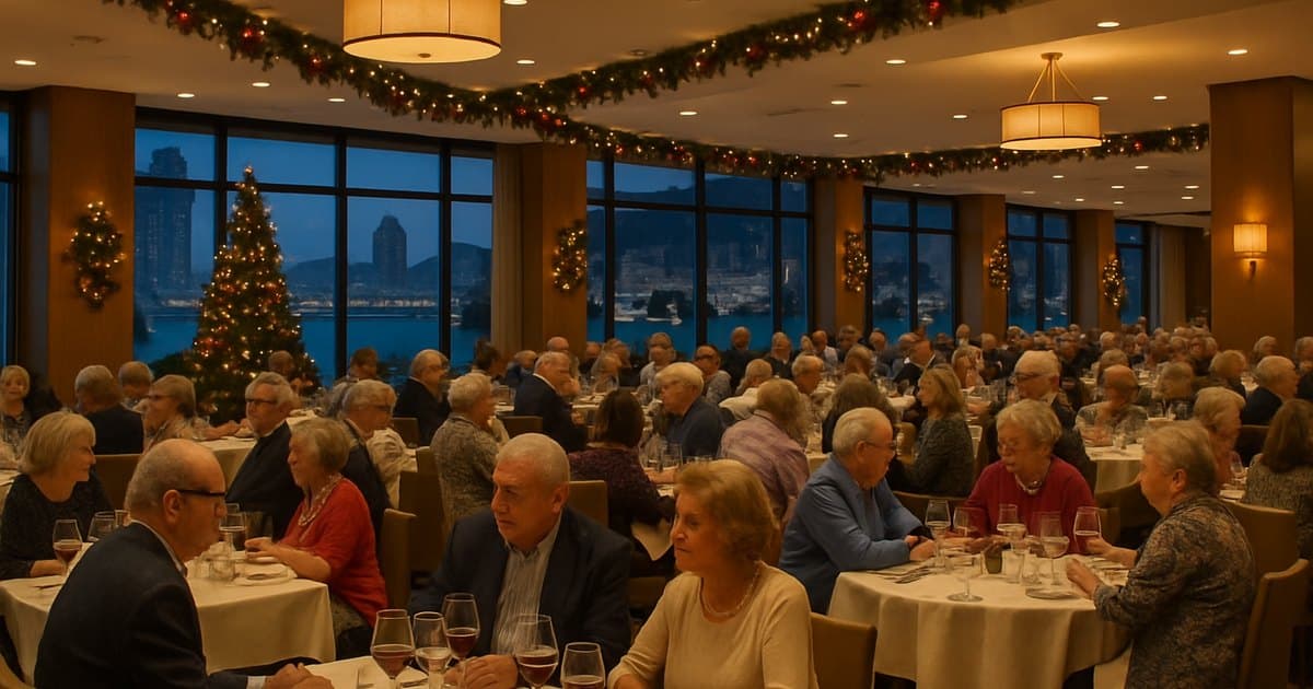 Comedor de hotel con mayores en cena de gala navideña, copas de vino.