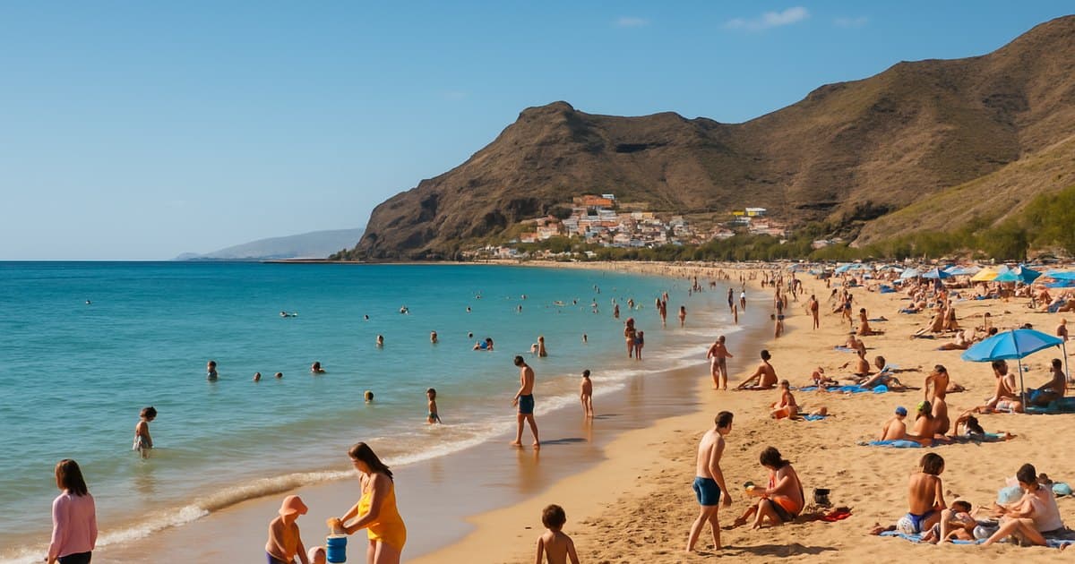 Playa canaria soleada en semana de Pascua con visitantes.