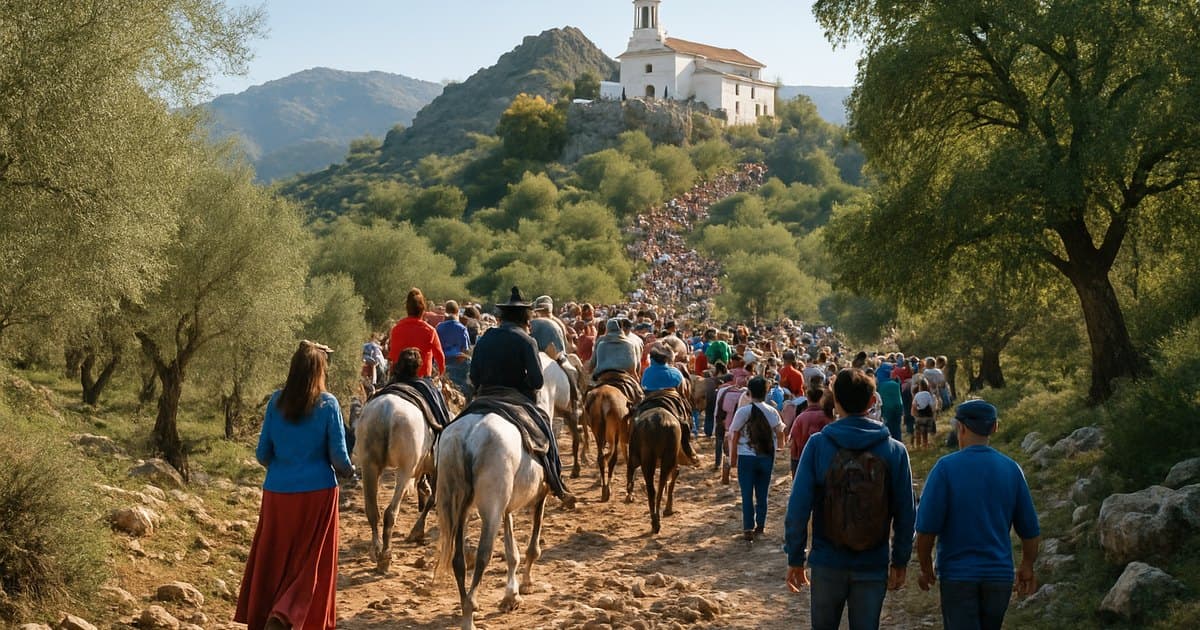 Romeros a pie y a caballo subiendo hacia el santuario en Sierra Morena