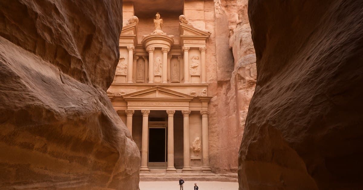El Tesoro de Petra visto desde el desfiladero del Siq, en Jordania