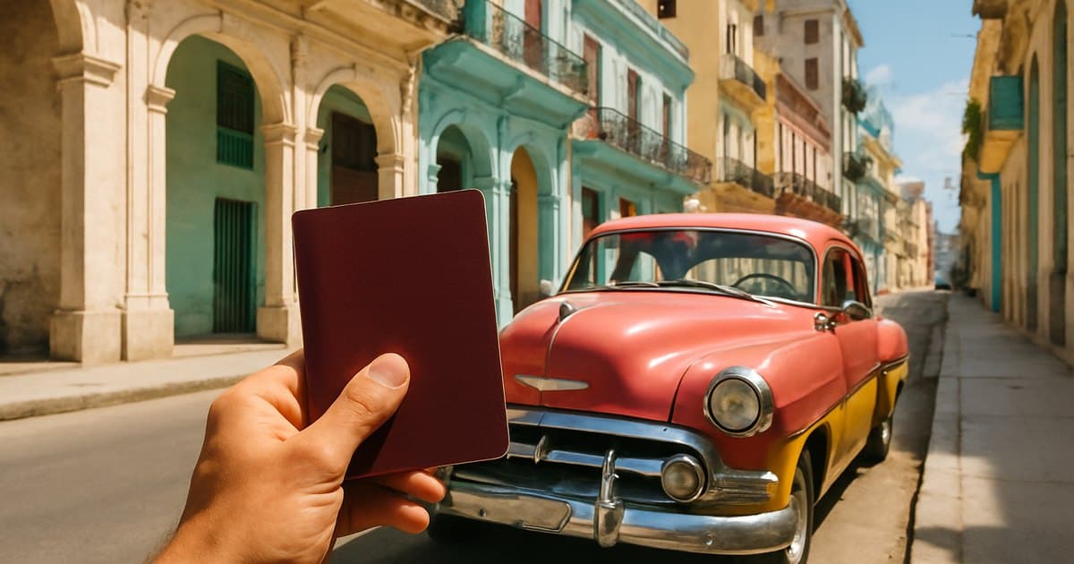 Pasaporte en la mano junto a un coche clásico en una calle de La Habana Vieja